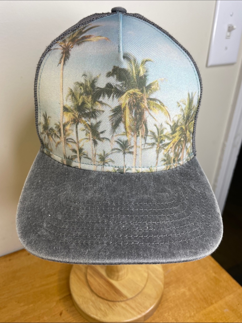 art class Palm Tree Print Trucker Hat in Gray and Light Blue